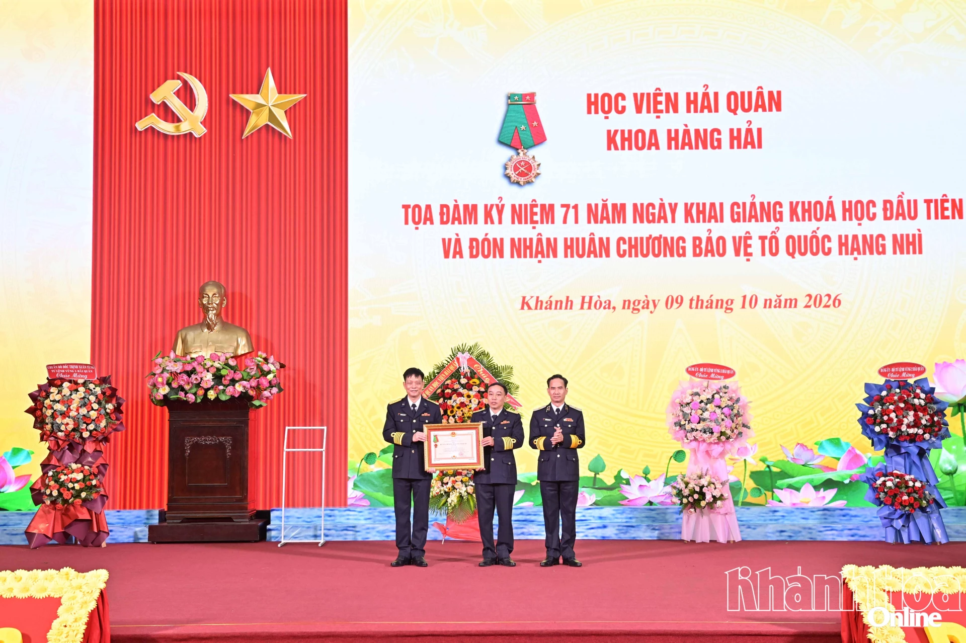 Thừa ủy quyền của Chủ tịch nước, Chuẩn Đô đốc Nguyễn Hữu Thoan trao Huân chương Bảo vệ Tổ quốc hạng Nhì cho Khoa Hàng hải, Học viện Hải quân.