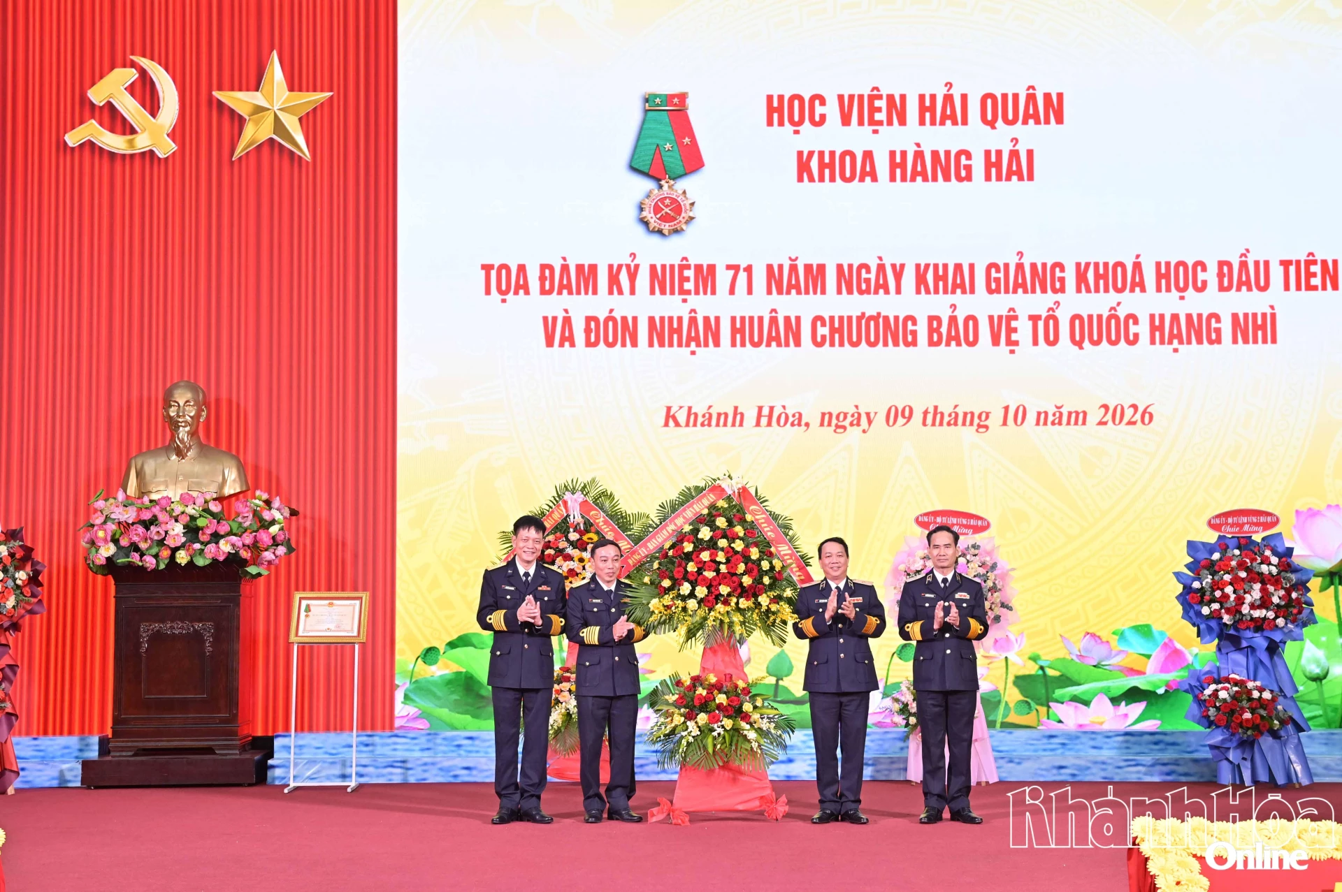 Lãnh đạo Học viện Hải quân tặng hoa chúc mừng Khoa Hàng hải.