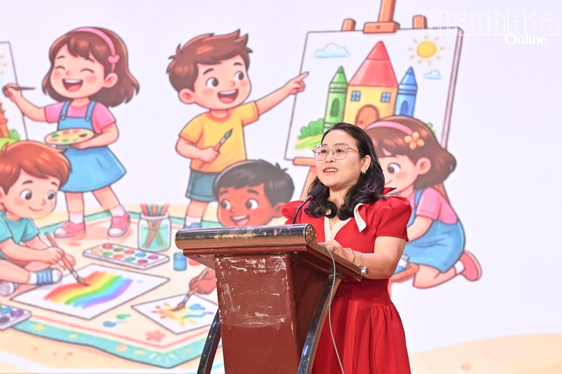 Chị Huỳnh Thị Như Ý - Phó Bí thư Tỉnh đoàn, Giám đốc Cung Văn hóa thiếu nhi tỉnh phát biểu khai mạc cuộc thi.