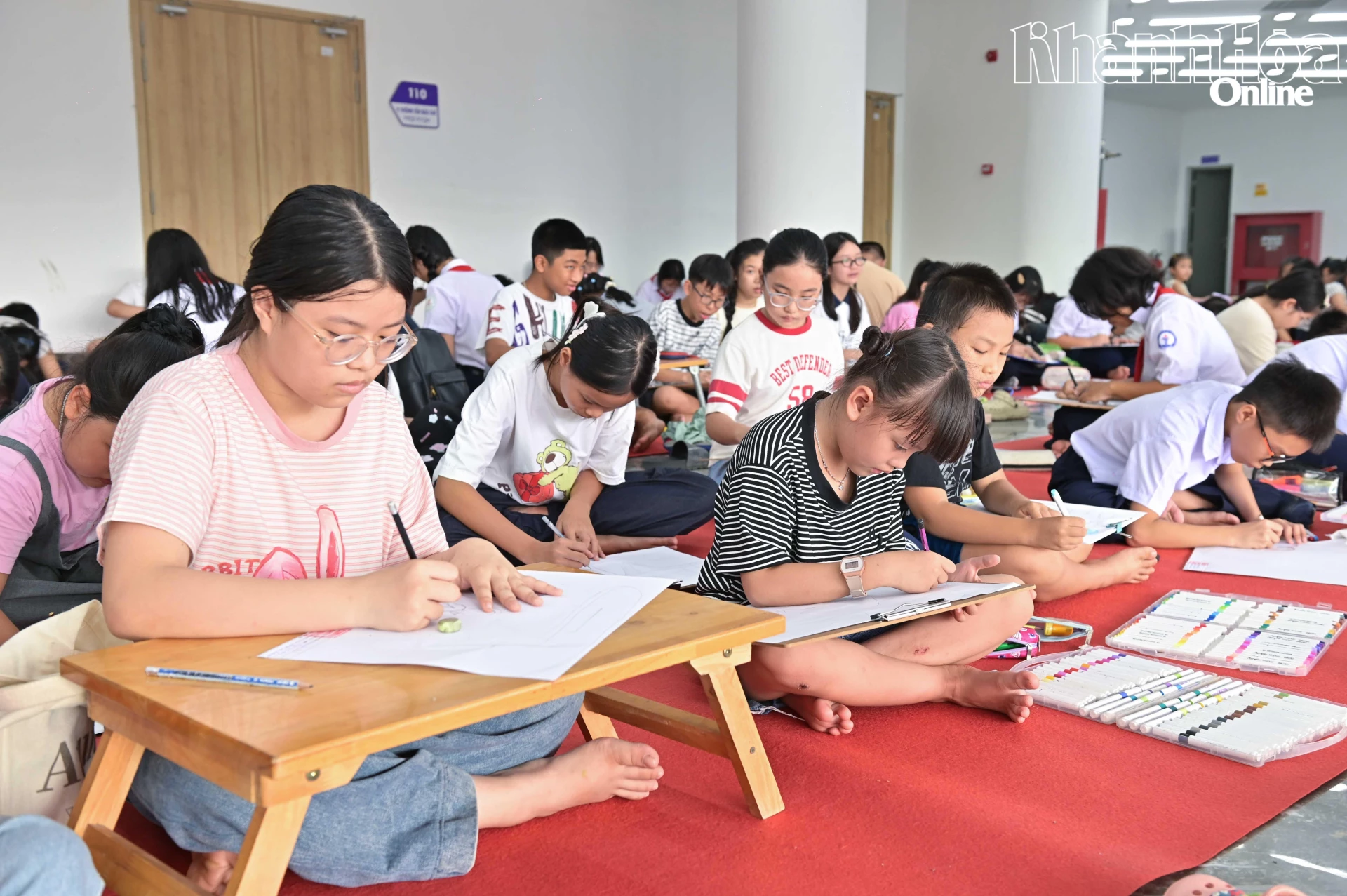Các thí sinh được tự do lựa chọn chất liệu màu để vẽ với chủ đề do ban tổ chức đưa ra.
