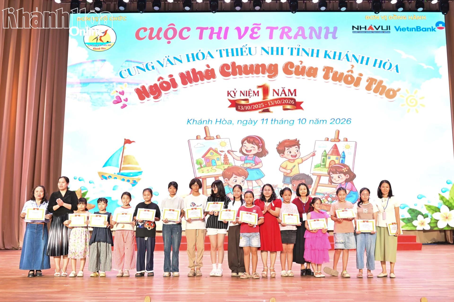 Khen thưởng các thí sinh, giáo viên tham gia vẽ bức tranh khổ lớn về Cung Văn hóa thiếu nhi tỉnh.