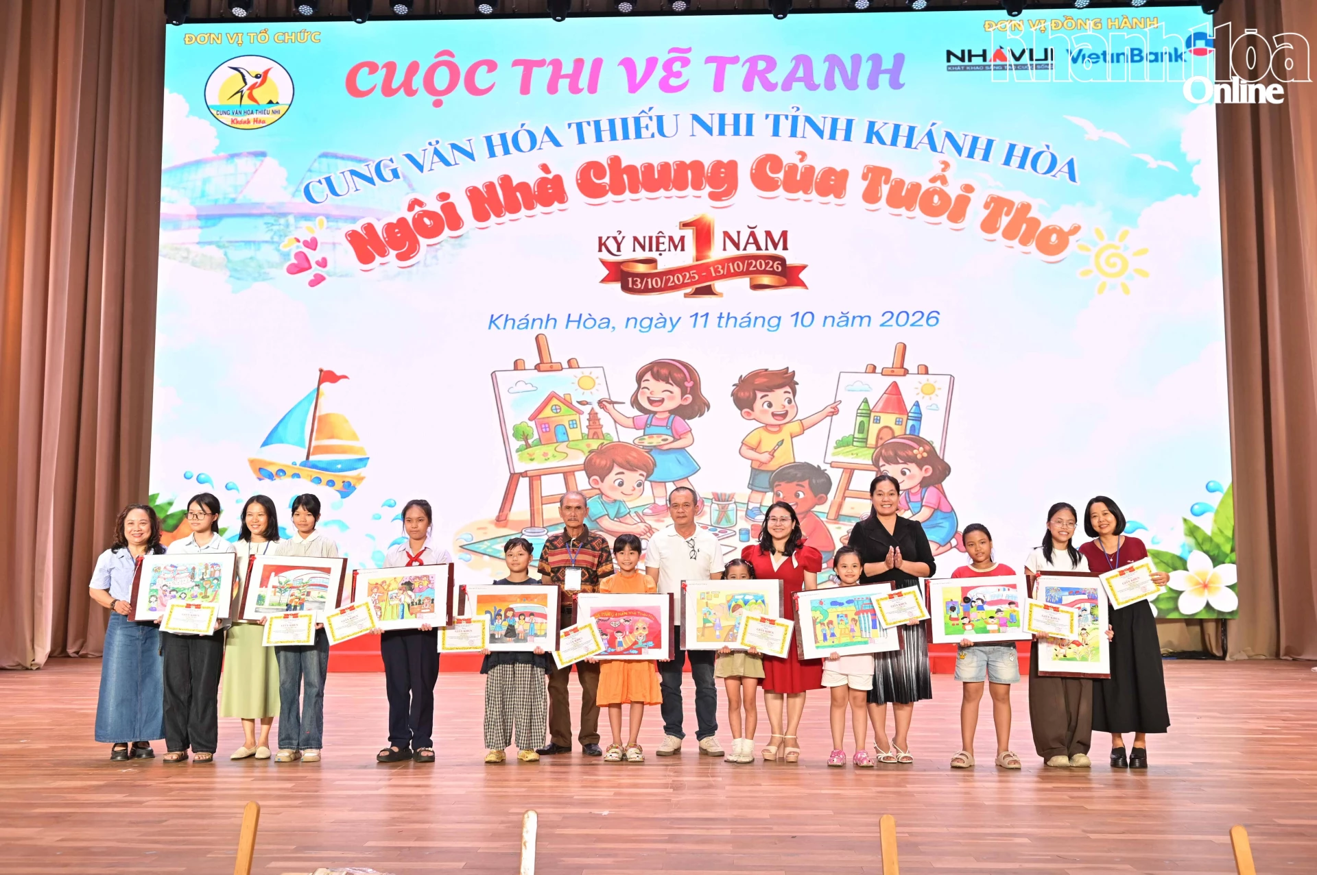 Ban tổ chức trao giải A cho các thí sinh xuất sắc nhất.