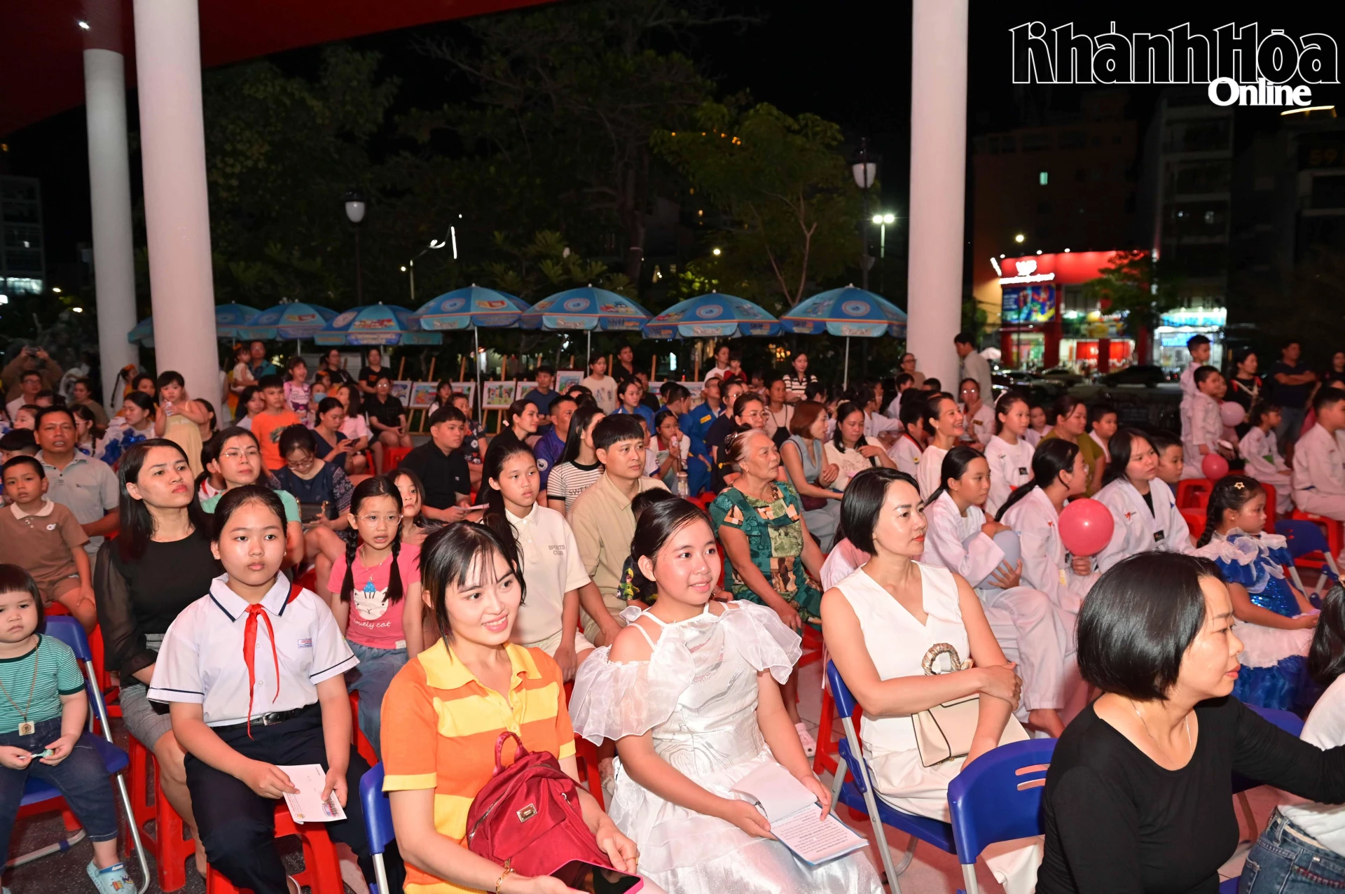 Đông đảo phụ huynh, thiếu nhi và người dân đến xem chương trình.