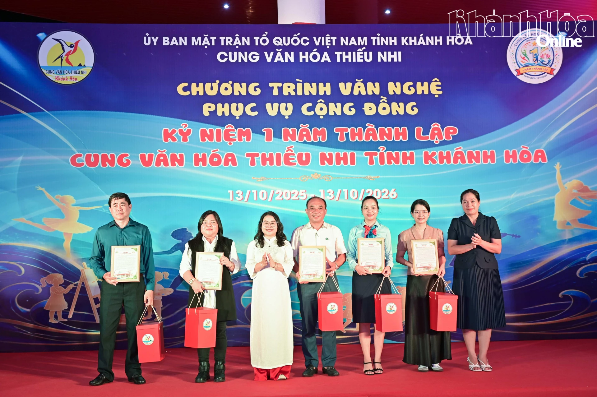Ban Giám đốc Cung Văn hóa Thiếu nhi tỉnh tặng thư cảm ơn và quà tri ân các doanh nghiệp đồng hành.
