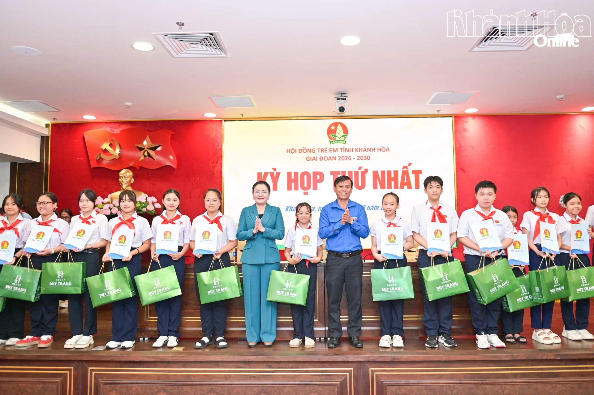 Đồng chí Phạm Thị Xuân Trang và anh Huỳnh Hữu Phúc trao chứng nhận và quà cho thành viên Hội đồng Trẻ em tỉnh Khánh Hòa giai đoạn 2026 - 2030.