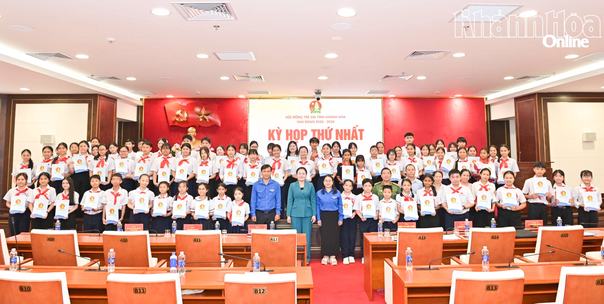 Các đại biểu chụp hình lưu niệm cùng Hội đồng Trẻ em tỉnh Khánh Hòa giai đoạn 2026 - 2030.