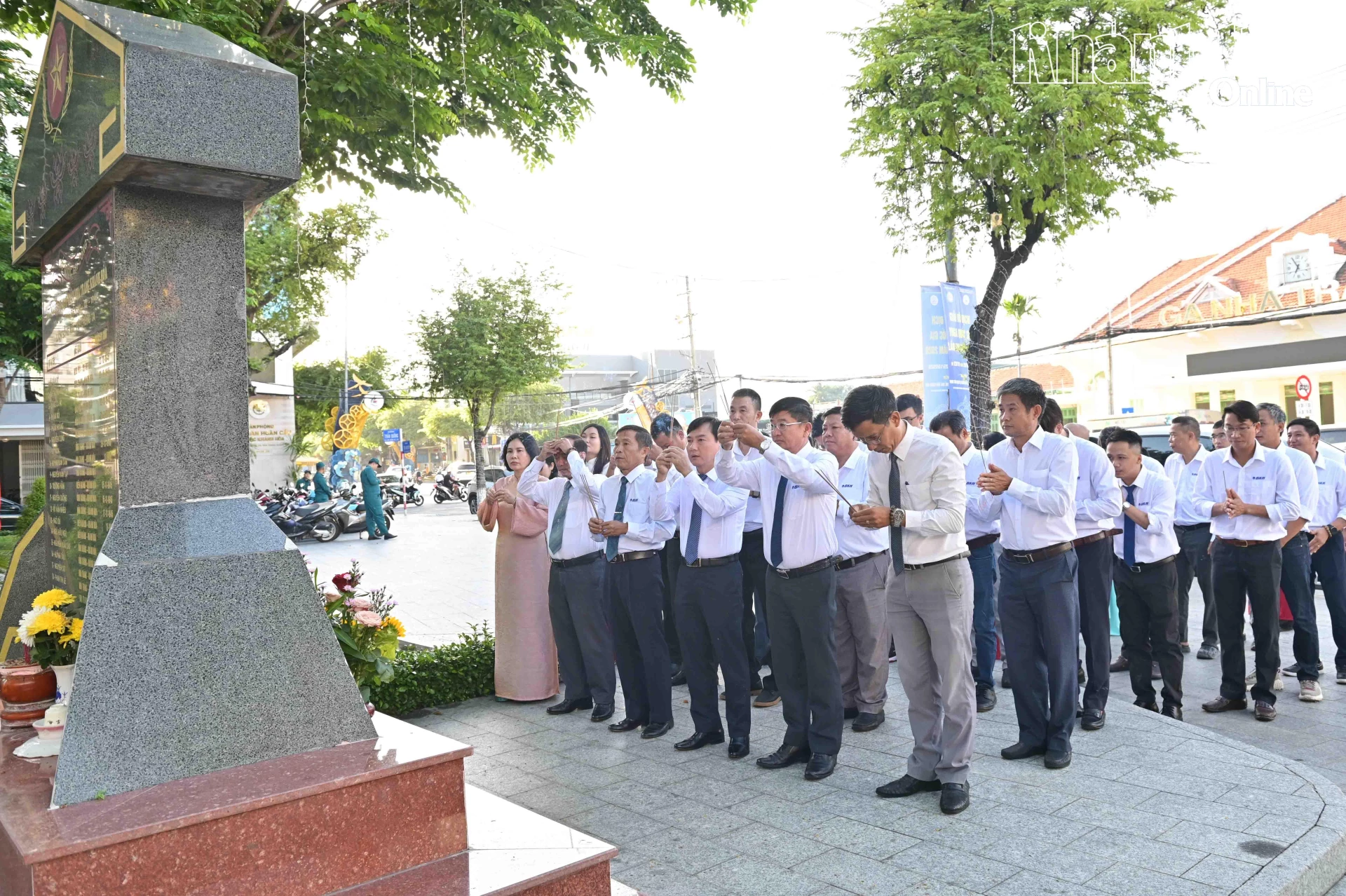 Các đại biểu, đảng viên, quần chúng ưu tú dâng hương tại Bia ghi danh những liệt sĩ hy sinh ở Mặt trận Nha Trang - Khánh Hòa.