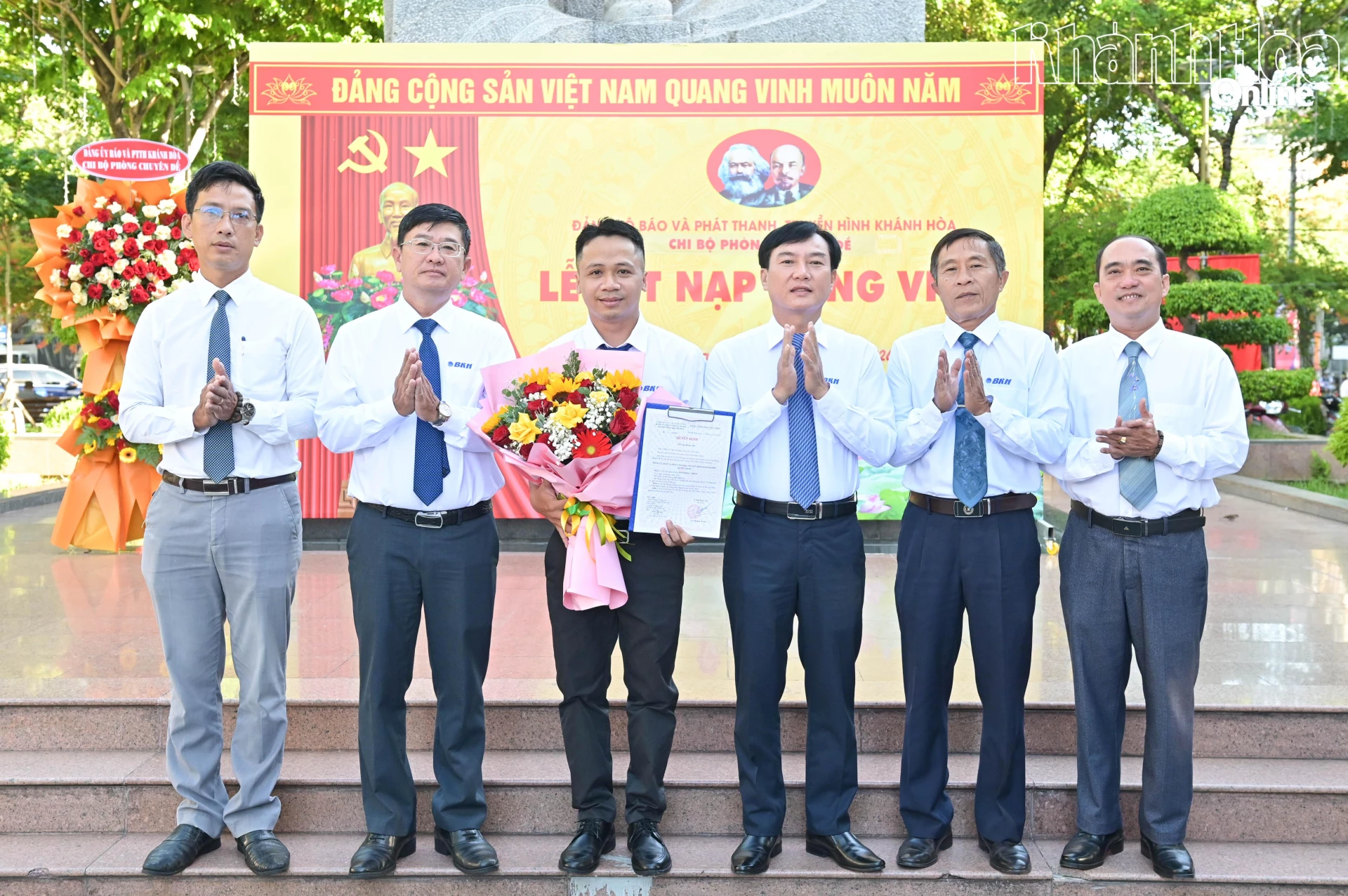 Đại diện Đảng ủy Các cơ quan Đảng tỉnh Khánh Hòa; lãnh đạo Đảng ủy, Ban Giám đốc Báo và Phát thanh, Truyền hình Khánh Hòa chúc mừng đảng viên mới.