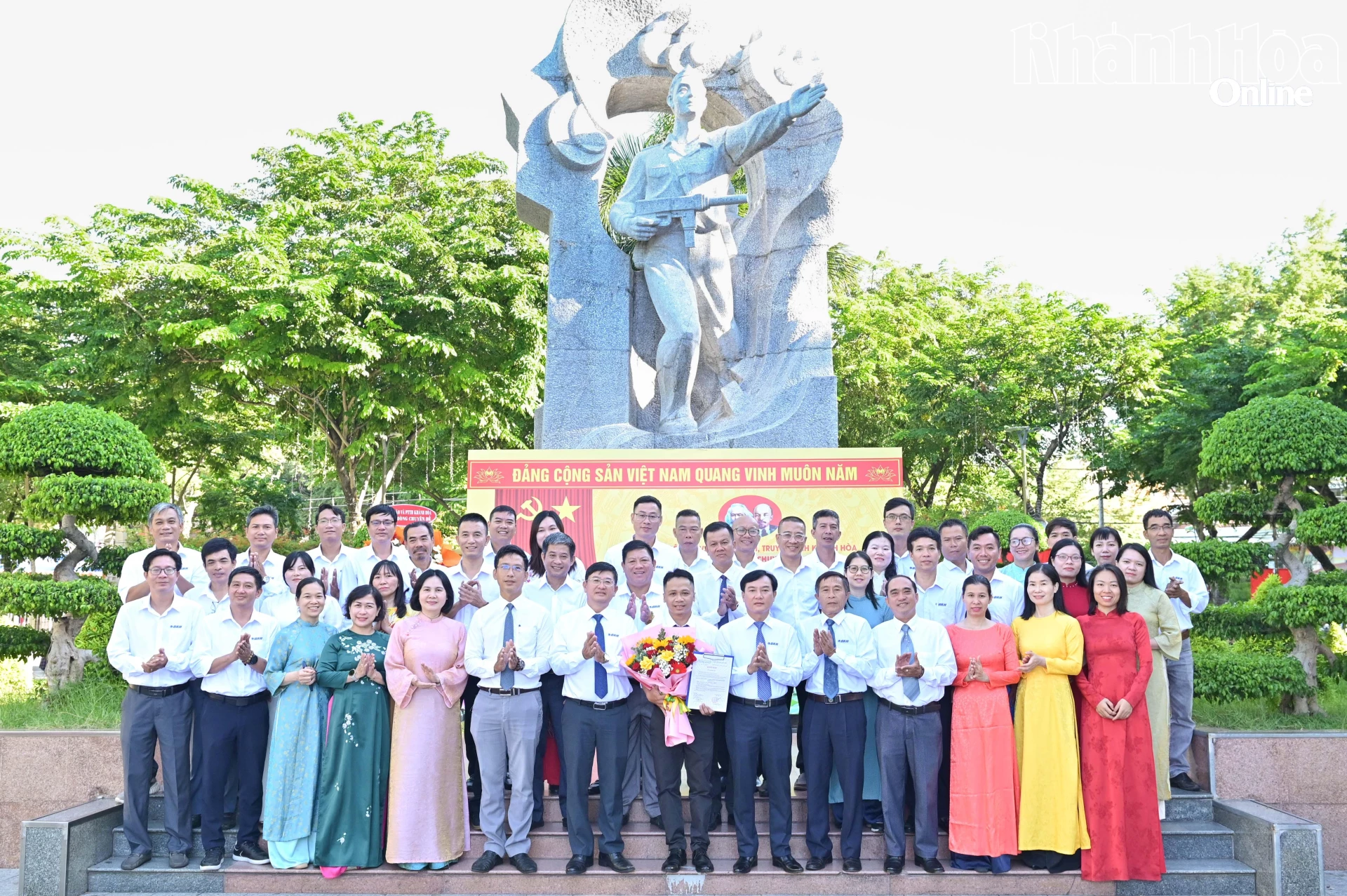 Đại diện Đảng ủy Các cơ quan Đảng tỉnh Khánh Hòa; lãnh đạo Đảng ủy, Ban Giám đốc Báo và Phát thanh, Truyền hình Khánh Hòa và Chi bộ Phòng Chuyên đề chúc mừng đảng viên mới Thái Khắc Thịnh.