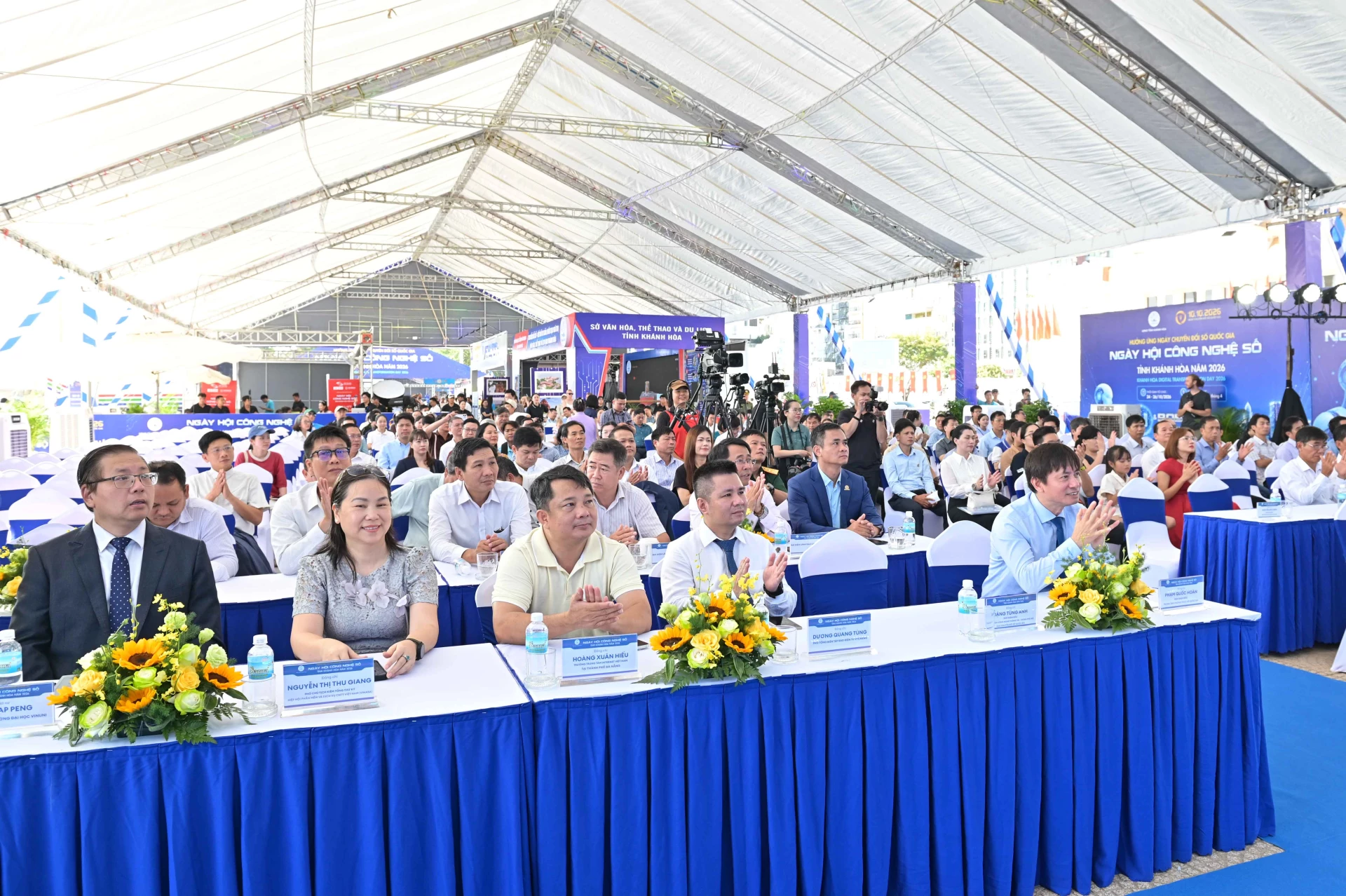 Các đại biều dự khai mạc ngày hội.
