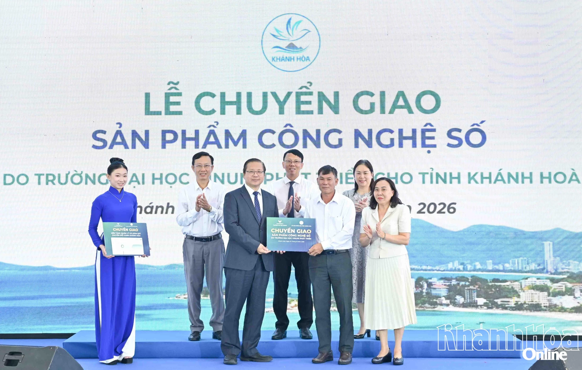 Đồng chí Nguyễn Thanh Hà và các đại biểu chứng kiến lãnh đạo Trường Đại học VinUni trao biểu trưng sản phẩm công nghệ số do trường phát triển cho lãnh đạo Sở Khoa học và Công nghệ tỉnh Khánh Hòa.