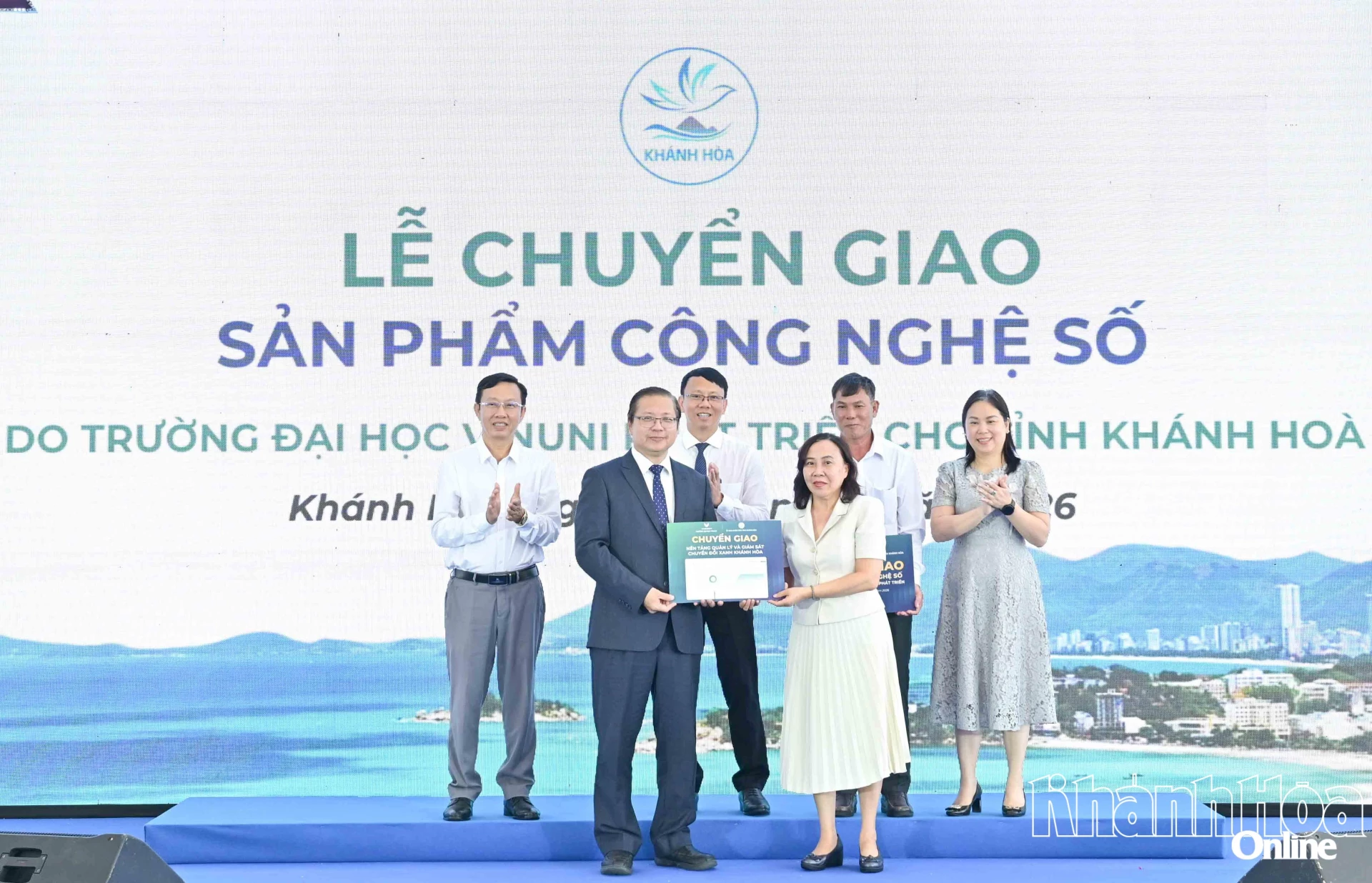 Đồng chí Nguyễn Thanh Hà và các đại biểu chứng kiến lãnh đạo Trường Đại học VinUni trao biểu trưng nền tảng giám sát, đánh giá chuyển đổi xanh (M&E) cho lãnh đạo Sở Tài Chính tỉnh Khánh Hòa.