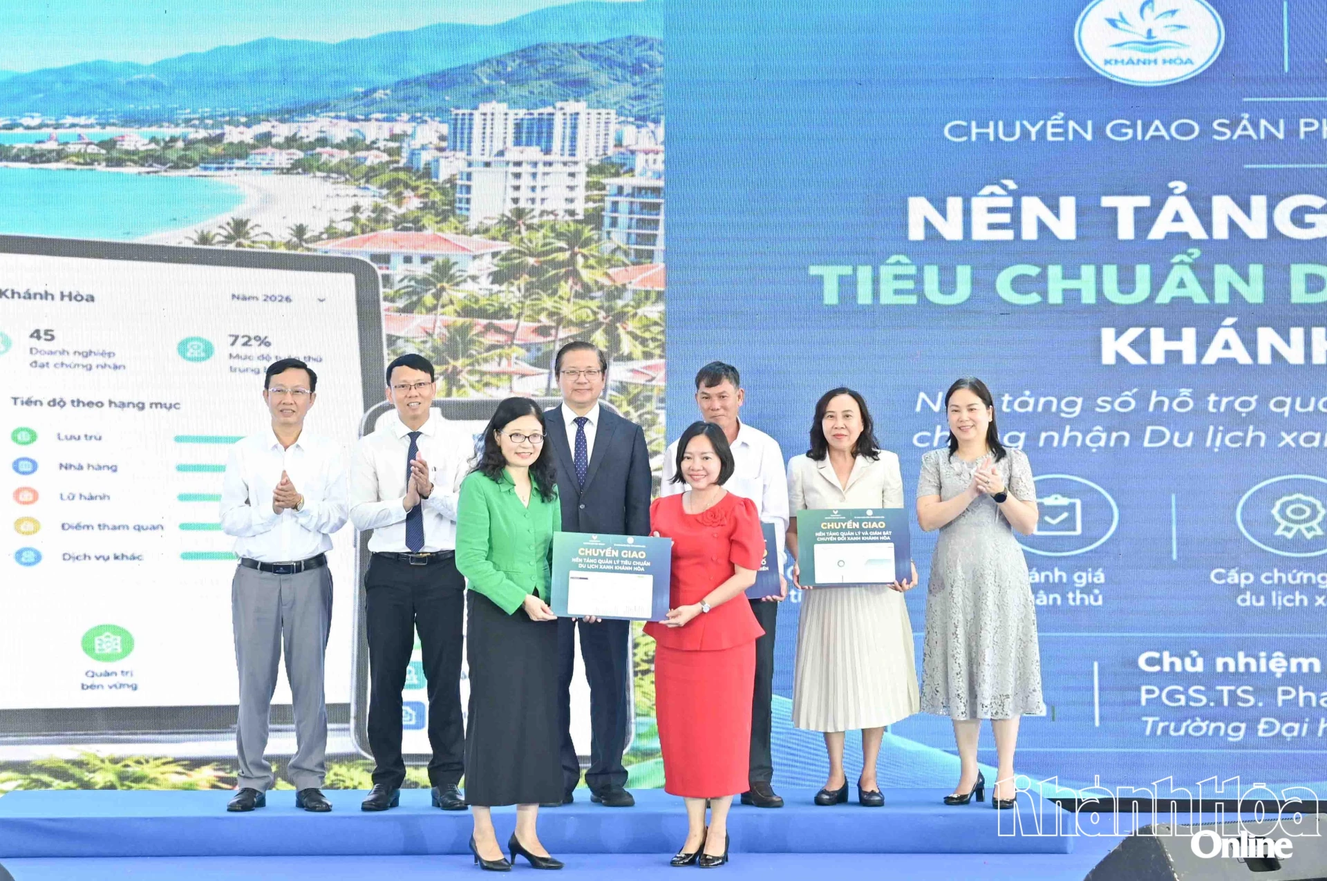 Đồng chí Nguyễn Thanh Hà và các đại biểu chứng kiến lãnh đạo Trường Đại học VinUni trao biểu trưng ứng dụng tiêu chuẩn du lịch xanh cho lãnh đạo Sở Văn hóa, Thể thao và Du lịch tỉnh Khánh Hòa.