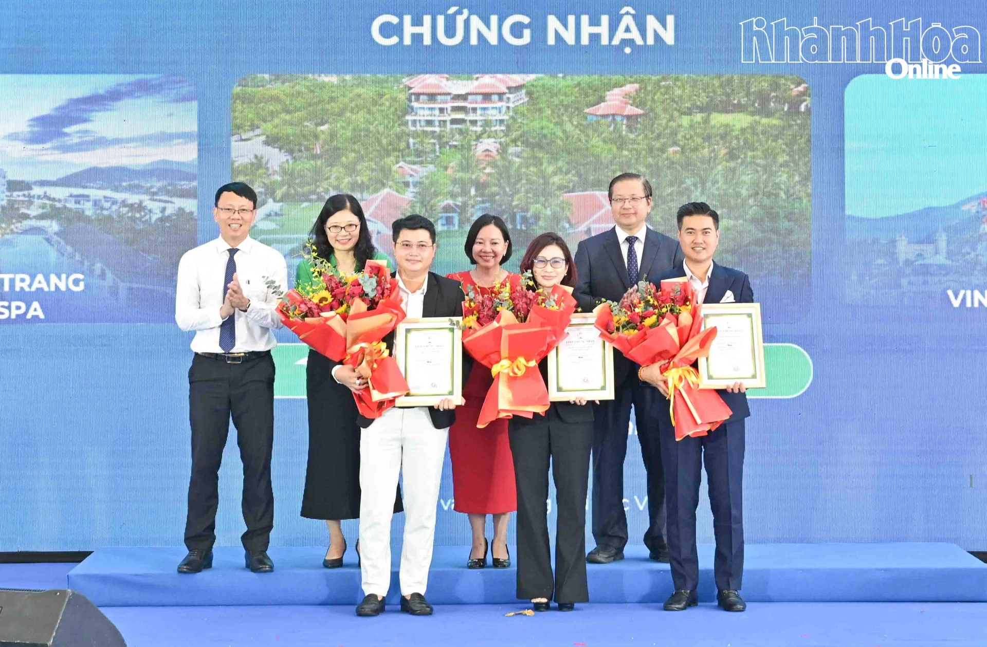 Đồng chí Nguyễn Thanh Hà và các đại biểu chứng kiến bà Thái Thị Lệ Hằng - Giám đốc Sở Văn hóa, Thể thao và Du lịch tỉnh Khánh Hòa trao chứng nhận Nhãn Du lịch xanh cho các doanh nghiệp.