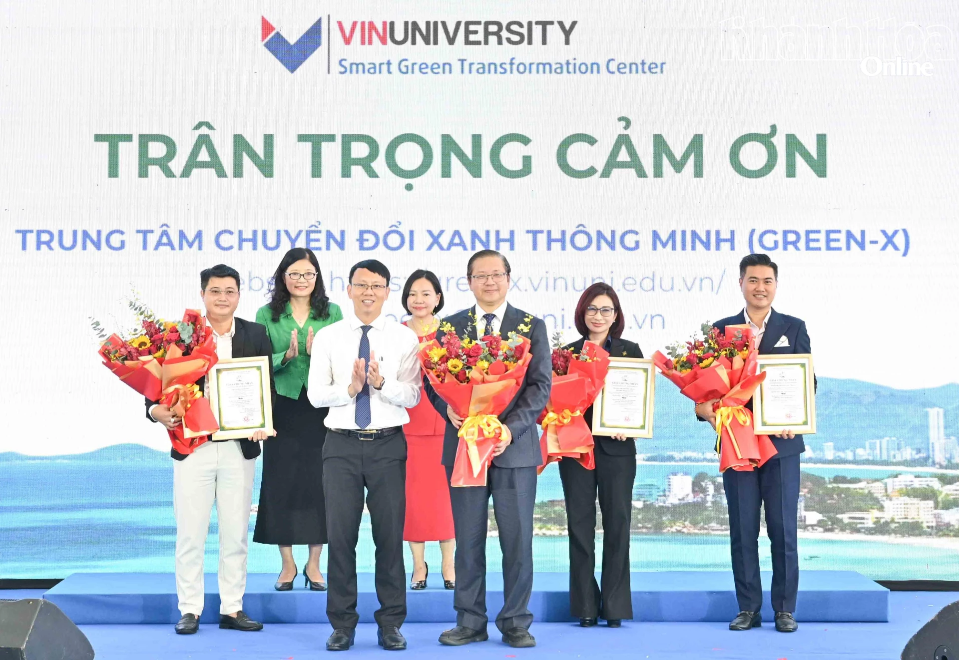 Đồng chí Nguyễn Thanh Hà tặng hoa tri ân Trường Đại học VinUni.
