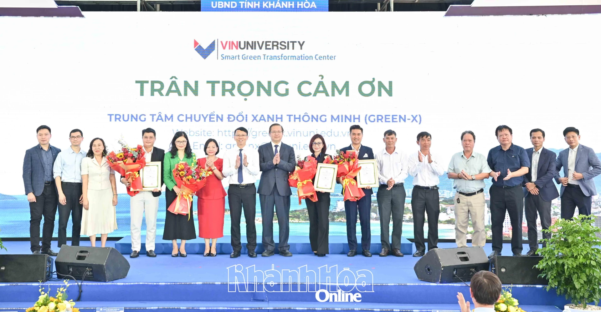 Đồng chí Nguyễn Thanh Hà và các đại biểu, doanh nghiệp được nhân chứng nhận Nhãn Du lịch xanh chụp hình lưu niệm.