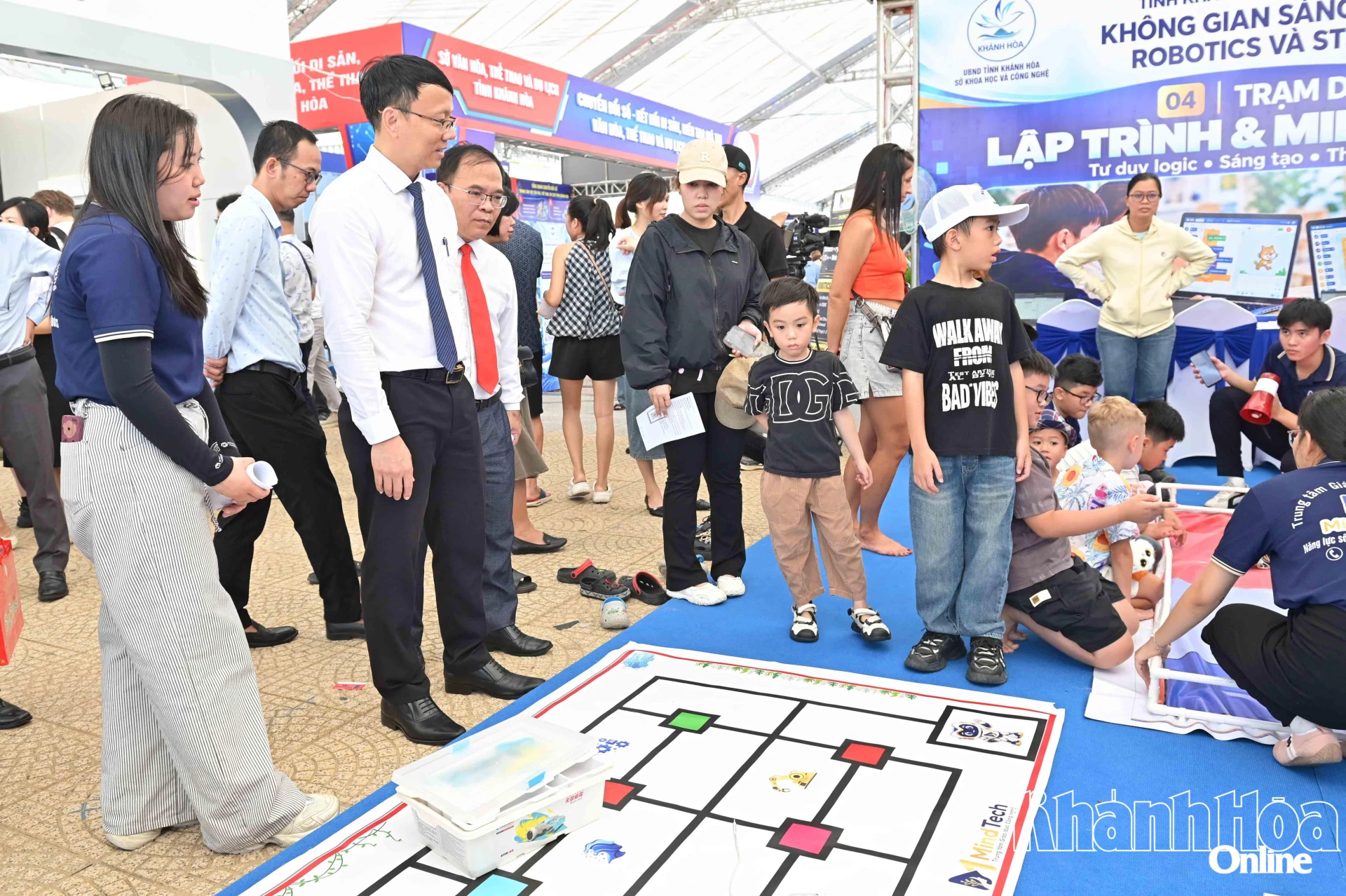 Đồng chí Nguyễn Thanh Hà, đại biểu và người dân tham quan không gian sáng tạo robotics và STEM tại Quảng trường 2 tháng 4.