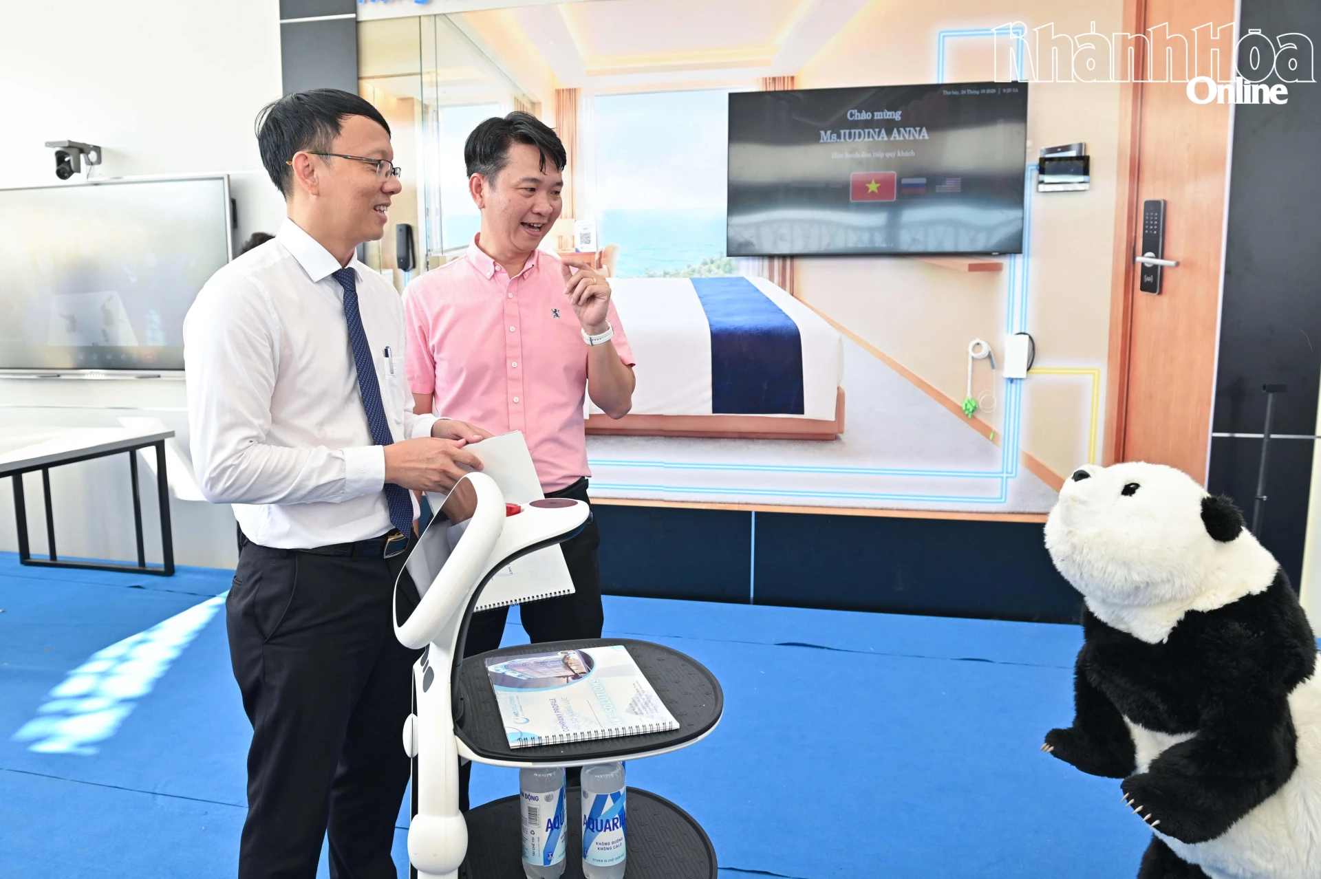 Đồng chí Nguyễn Thanh Hà – Phó Chủ tịch UBND tỉnh tham quan gian hàng robot thông minh của Công ty HKT tại Ngày hội Công nghệ số tỉnh Khánh Hòa năm 2026.