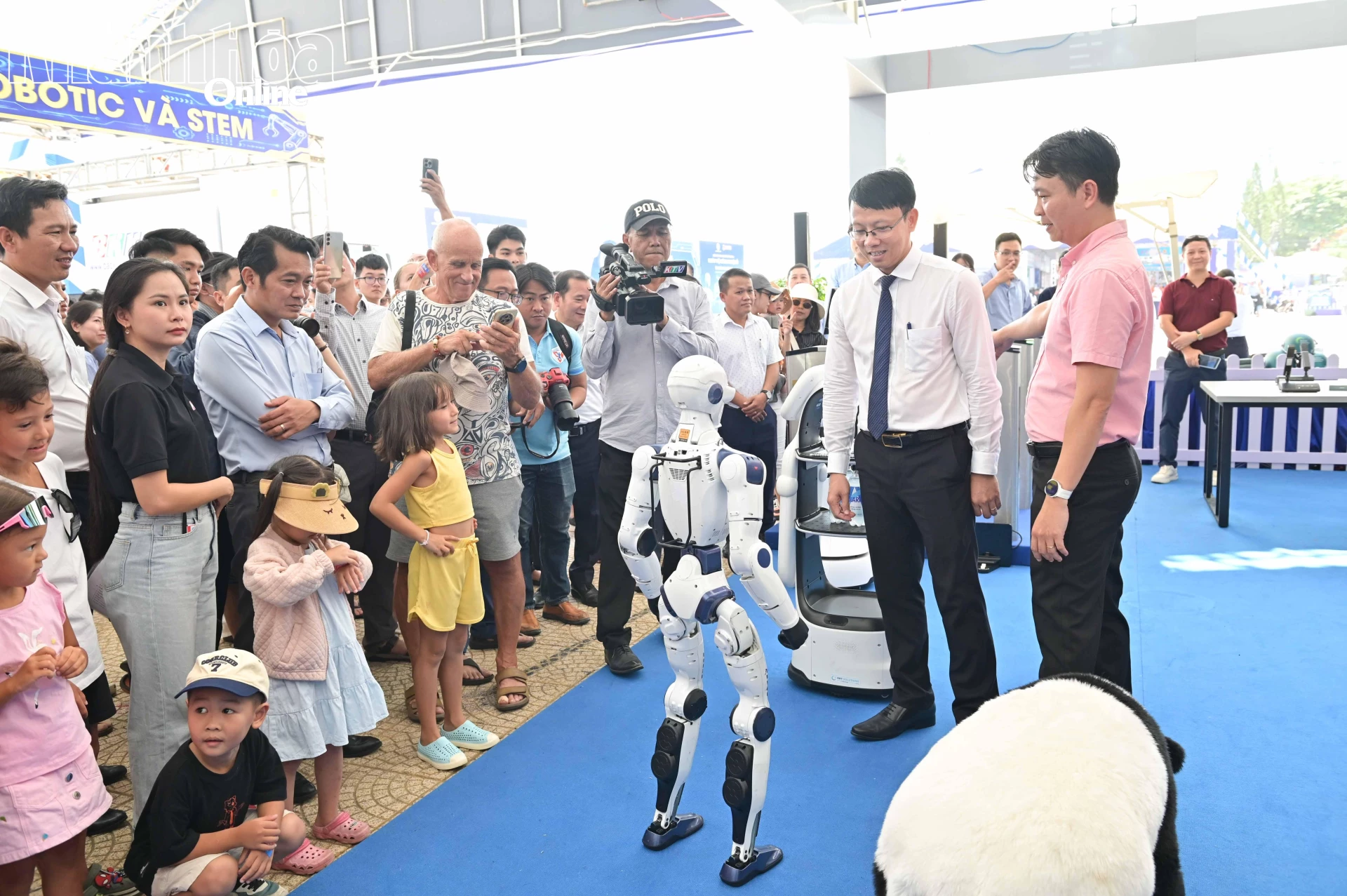 Đồng chí Nguyễn Thanh Hà, đại biểu và người dân tham quan mô hình robot tại ngày hội.
