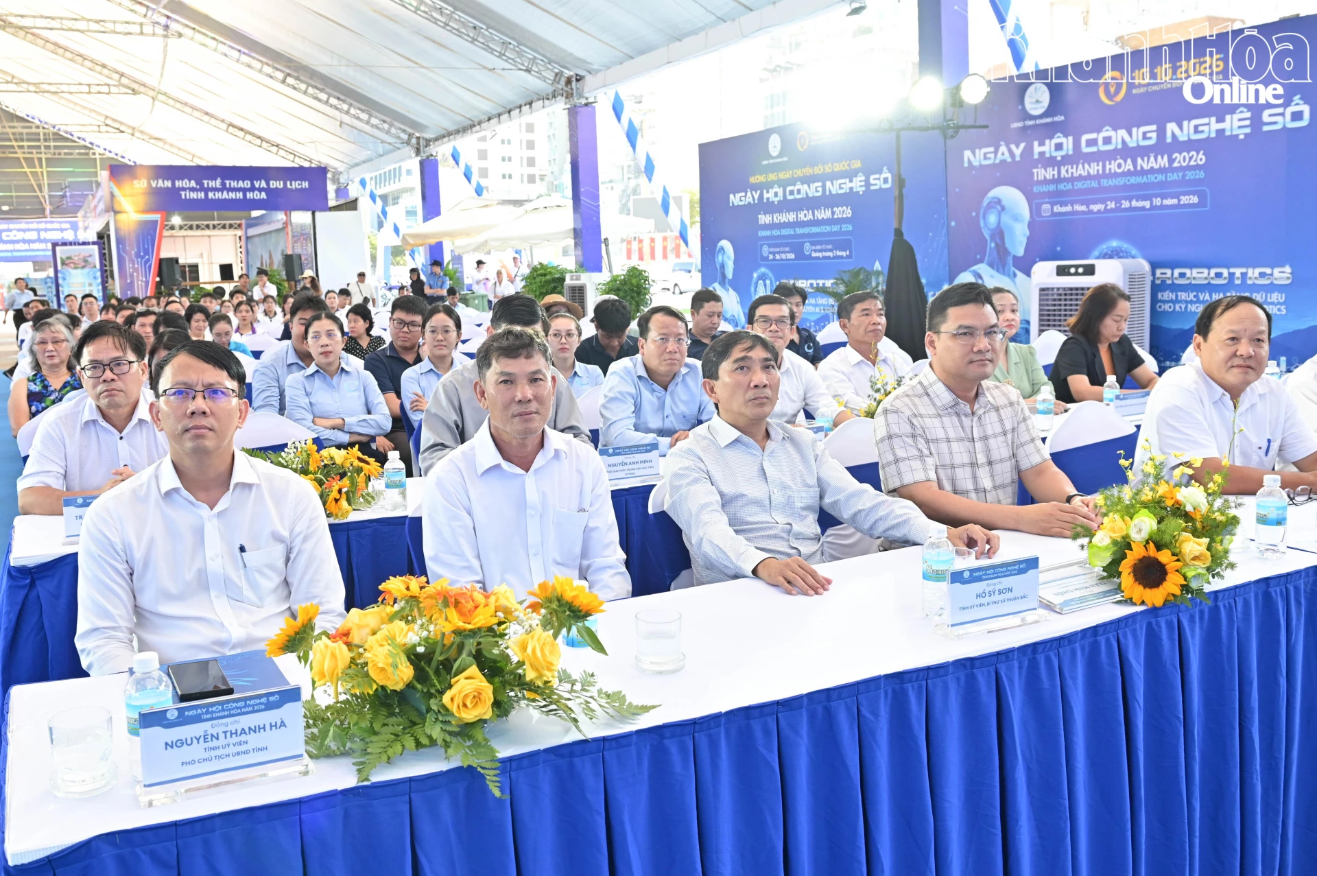 Đồng chí Nguyễn Thanh Hà cùng các đại biểu dự bế mạc ngày hội.