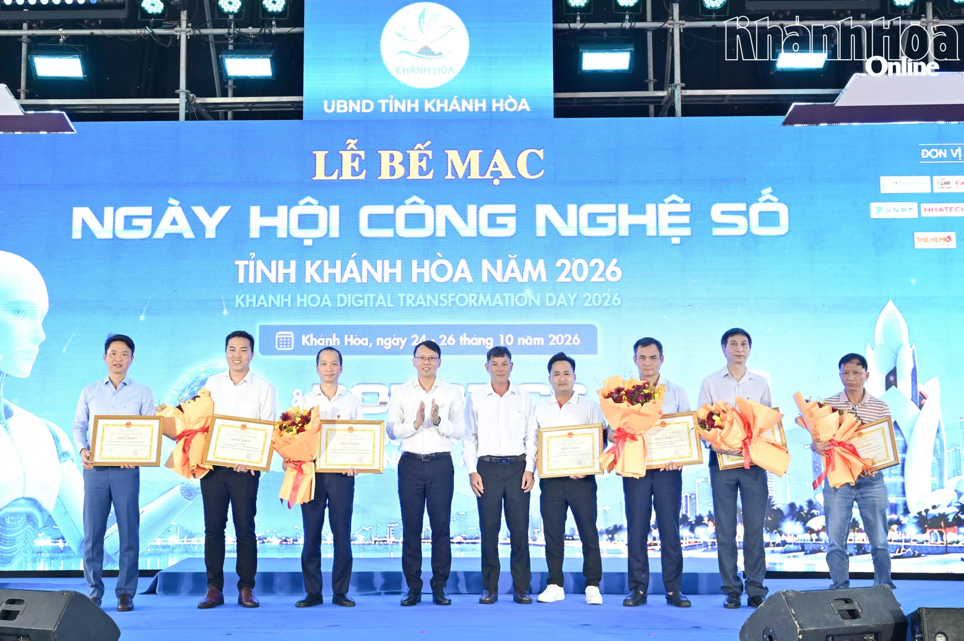 Đồng chí Nguyễn Thanh Hà cùng lãnh đạo Sở Khoa học và Công nghệ tặng bằng khen cho các tập thể có thành tích xuất sắc hưởng ứng Ngày hội Công nghệ số tỉnh năm 2026.
