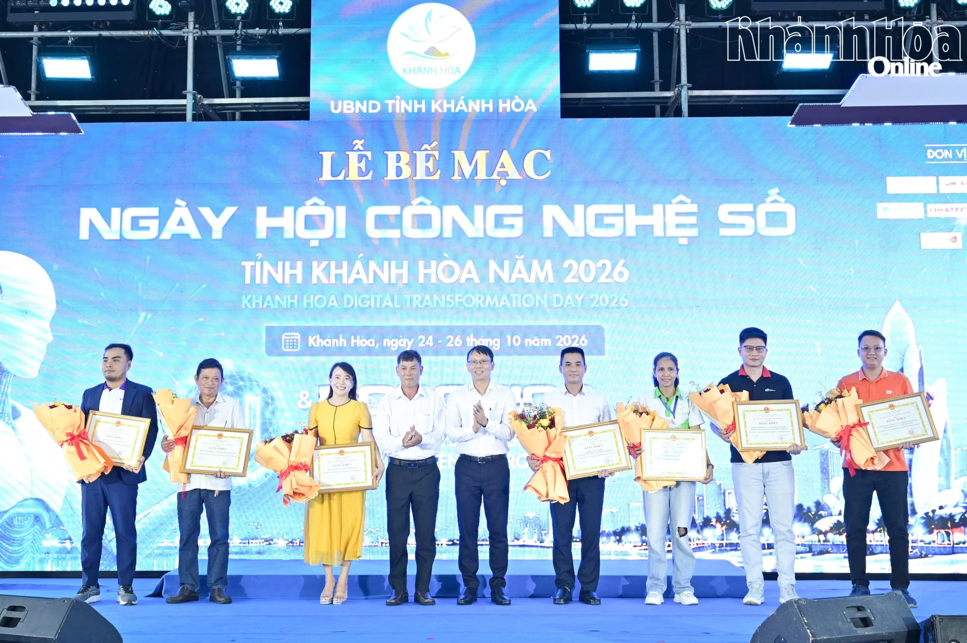 Đồng chí Nguyễn Thanh Hà cùng lãnh đạo Sở Khoa học và Công nghệ tặng bằng khen cho các tập thể có thành tích xuất sắc hưởng ứng Ngày hội Công nghệ số tỉnh năm 2026.