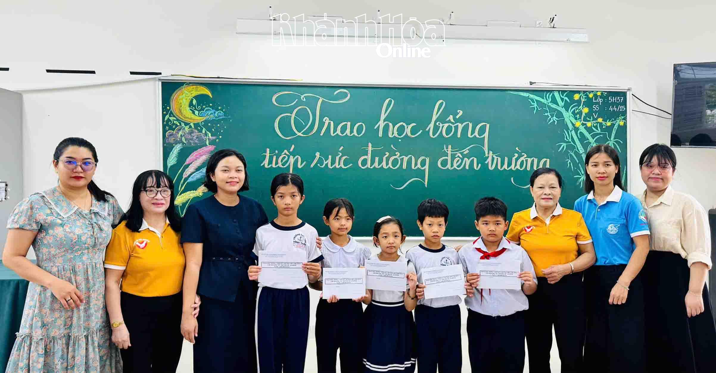 Lãnh đạo Hội Khuyến học phường và đại diện Trường Tiểu học Nam Nha Trang (phân hiệu Vĩnh Thái) trao học bổng cho các học sinh.