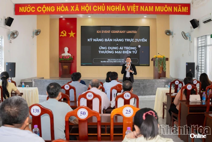 Xã Diên Thọ tập huấn về thương mại điện tử cho người dân