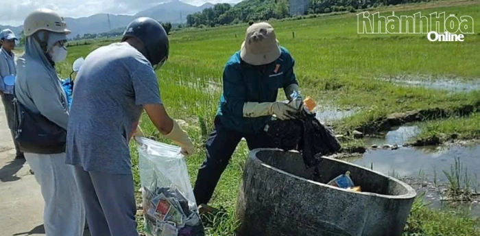Xã Diên Thọ thu gom bao bì thuốc bảo vệ thực vật sau sử dụng