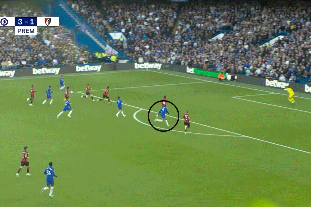 Joao Pedro (số 9) xâm nhập vòng cấm đón đường chuyền từ biên vào trong trận Chelsea thắng Bournemouth 5-1.