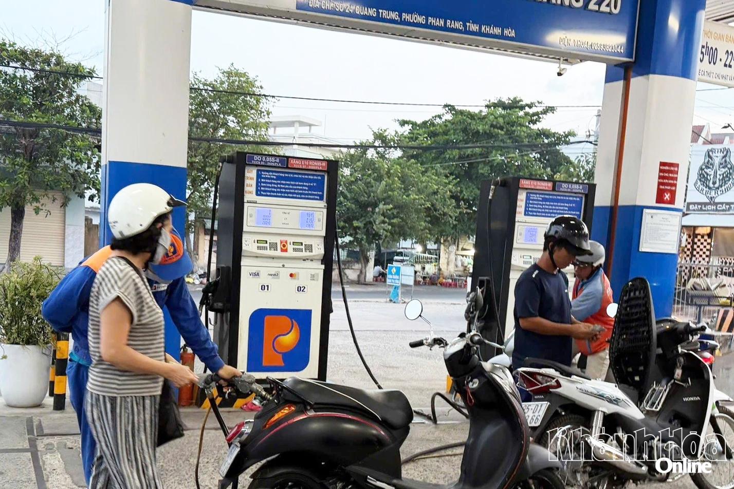 Người dân đổ xăng tại một cửa hàng ở phường Phan Rang.