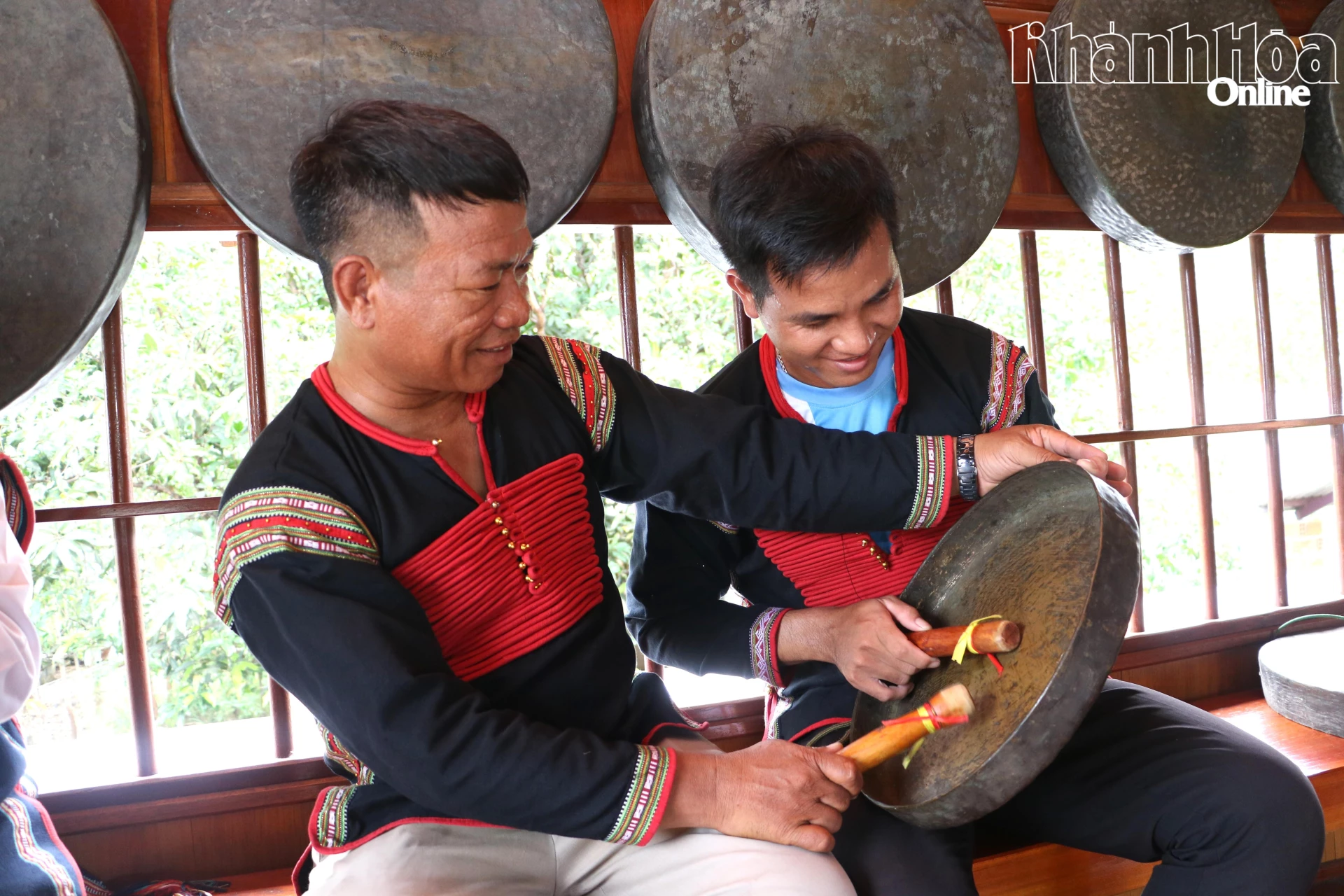 Y Khen (bìa phải) học đánh chiêng của người Ê đê.