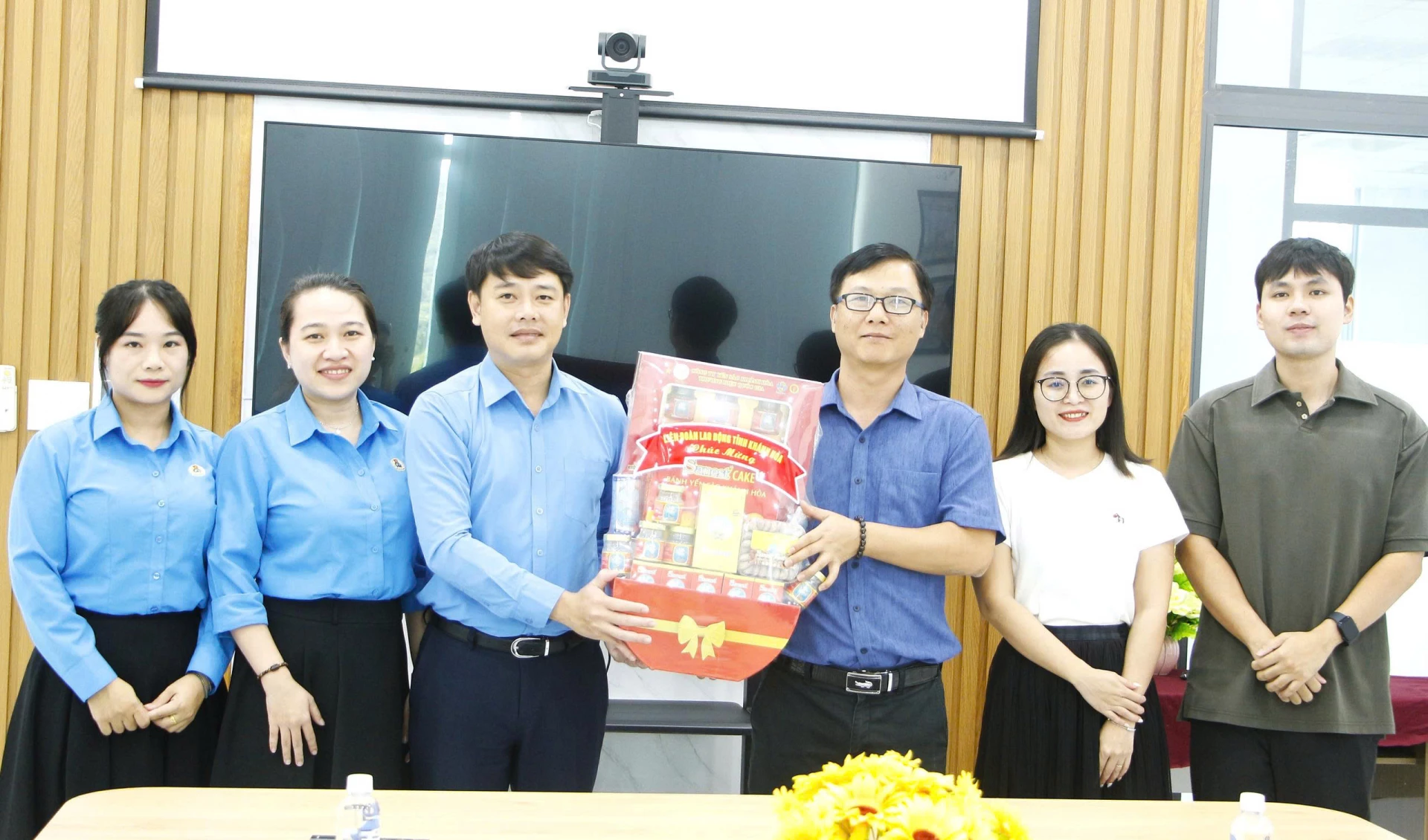 Ông Bùi Hoài Nam - Phó Chủ tịch Ủy ban MTTQ Việt Nam tỉnh, Chủ tịch Liên đoàn Lao động tỉnh thăm, tặng quà chúc mừng Công ty Cổ phần Đầu tư Phát triển Hạ tầng Hoàng Thành Du Long.