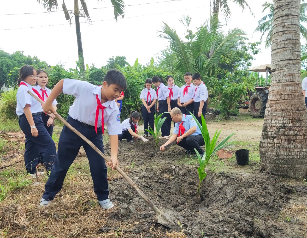 Học sinh Trường THCS Võ Văn Ký (TP. Nha Trang) trồng cây lưu niệm tại chuyến "Hành trình đi tìm địa chỉ đỏ"<br>về thăm nhà liệt sĩ Võ Văn Ký tại thị xã Ninh Hòa.