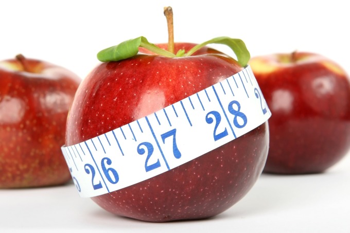 Một quả táo trung bình có ba g chất xơ, giúp làm chậm quá trình tiêu hóa, tăng cảm giác no.


