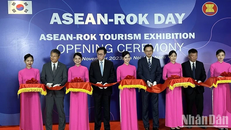 Các đại biểu cắt băng khai mạc Triển lãm Du lịch ASEAN - Hàn Quốc.
