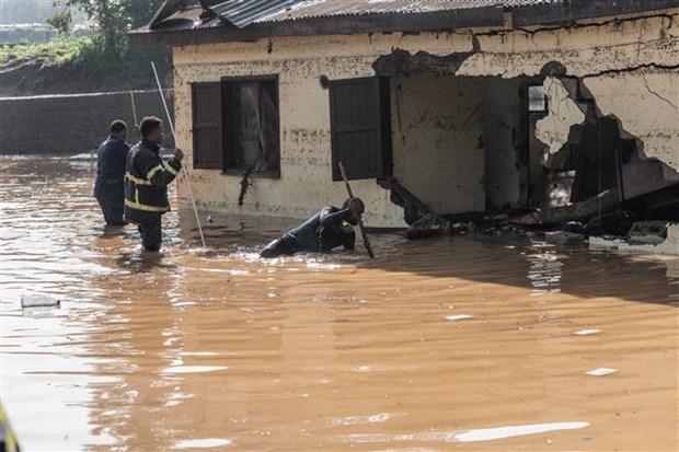 Cảnh ngập lụt sau những trận mưa lớn tại Addis Ababa, Ethiopia. (Ảnh: AFP/TTXVN)

