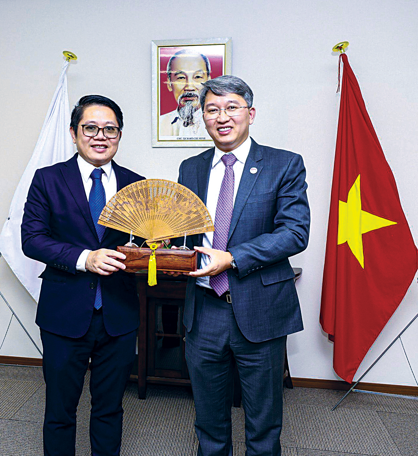 Bí thư Tỉnh ủy Nguyễn Hải Ninh tặng quà lưu niệm cho Tổng lãnh sự quán Việt Nam tại Osaka