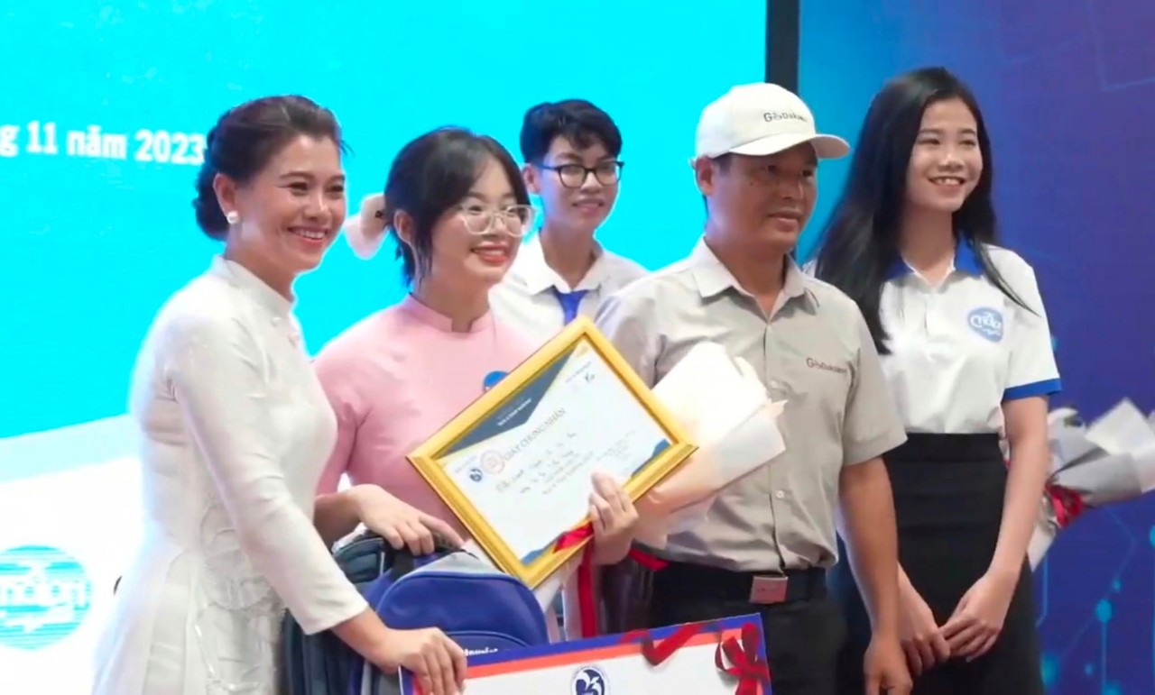 Ban tổ chức trao giải nhất cho thí sinh Nguyễn Thị Thu Thủy. 