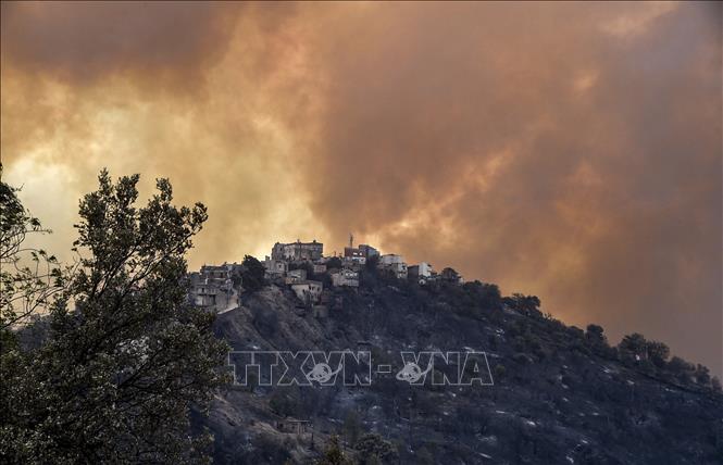 Khói lửa bốc lên trong vụ cháy rừng ở vùng Kabylie thuộc Algeria ngày 10/8/2021. Ảnh tư liệu: AFP/TTXVN

