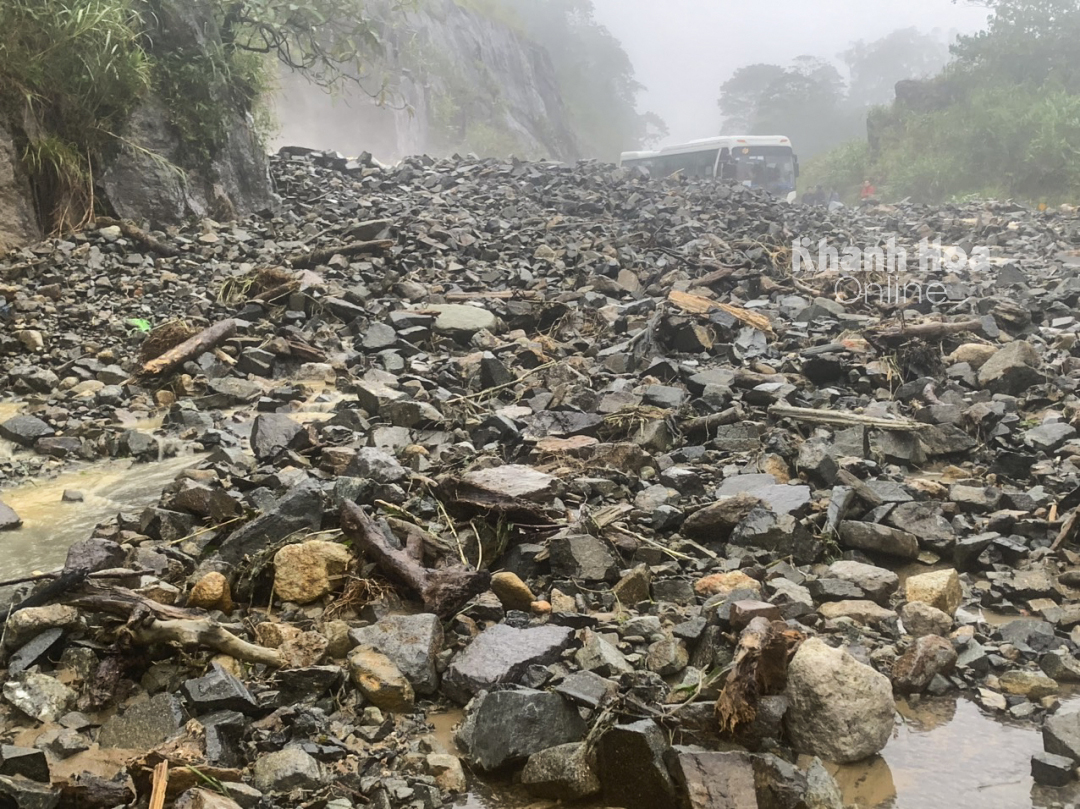 Lượng đất đá khổng lồ đổ xuống mặt đường đèo Khánh Lê tại Km59+790 khiến tuyến đường bị tắc hoàn toàn.
