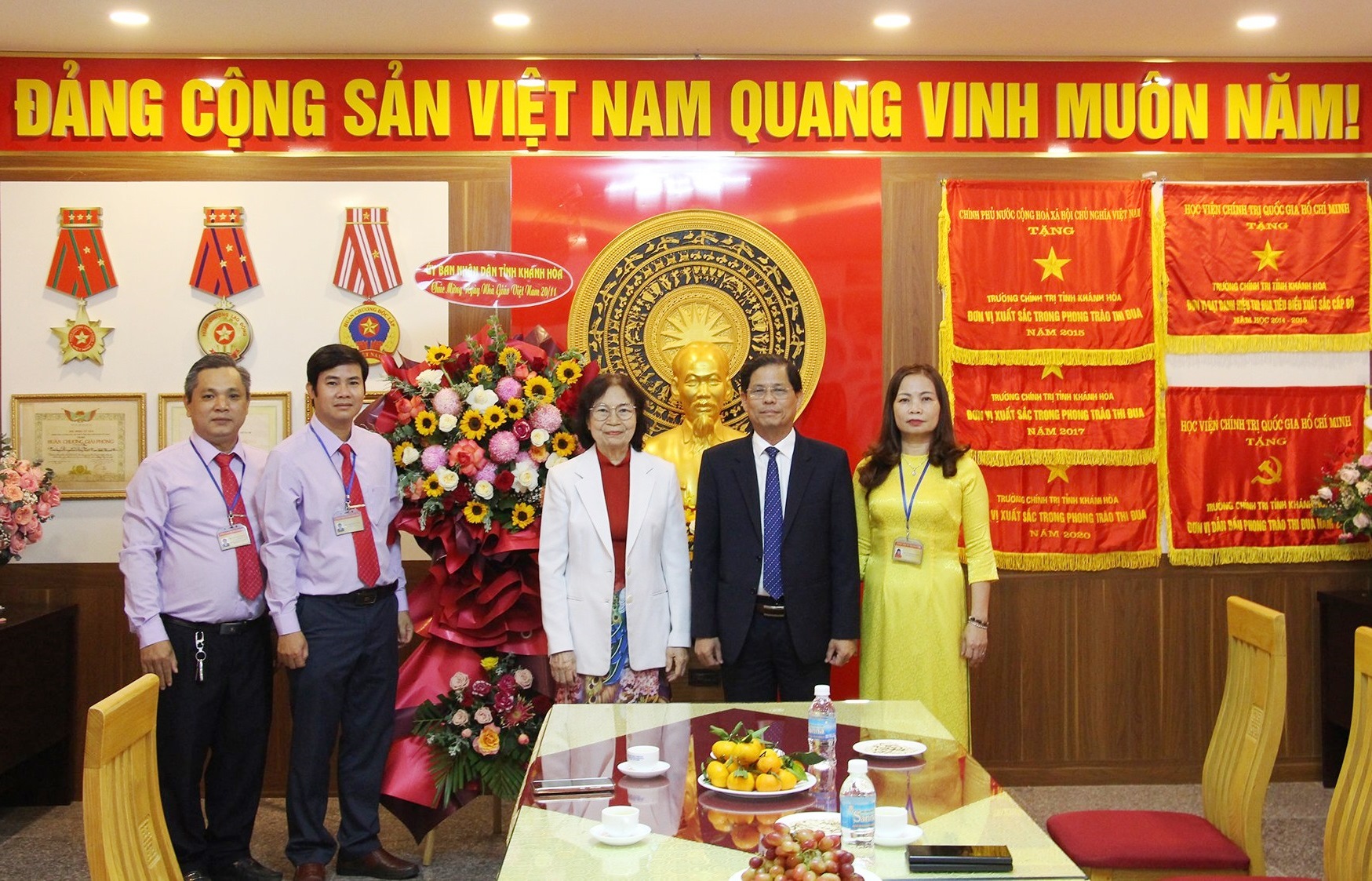 Đồng chí Nguyễn Tấn Tuân tặng hoa chúc mừng Trường Chính trị tỉnh. 