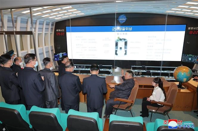 Nhà lãnh đạo Triều Tiên Kim Jong-un (thứ 2, phải) thị sát Cơ quan Phát triển hàng không vũ trụ quốc gia tại Bình Nhưỡng, ngày 18/4. (Ảnh: Yonhap/TTXVN)
