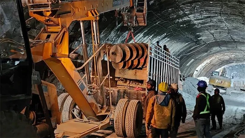 Hoạt động cứu hộ được triển khai tại hiện trường vụ sập đường hầm ở bang Uttarakhand, miền bắc Ấn Độ ngày 13/11/2023. Ảnh: TTXVN


