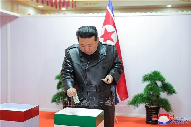 Nhà lãnh đạo Triều Tiên Kim Jong-un bỏ phiếu bầu cử địa phương tại điểm bầu cử ở tỉnh Nam Hamgyong, ngày 26/11/2023. Ảnh: YONHAP/TTXVN

