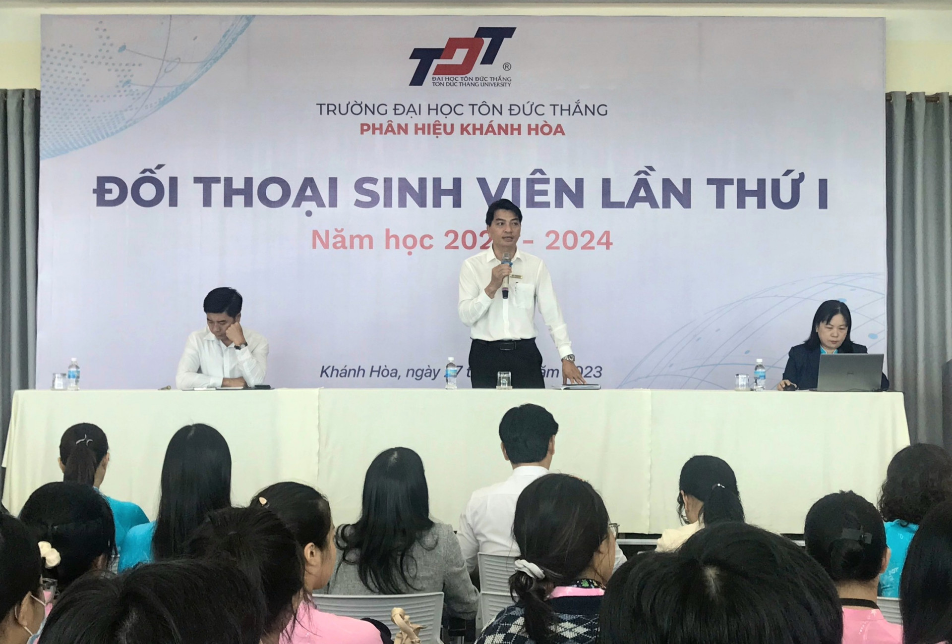 Quang cảnh hội nghị đối thoại với sinh viên. 