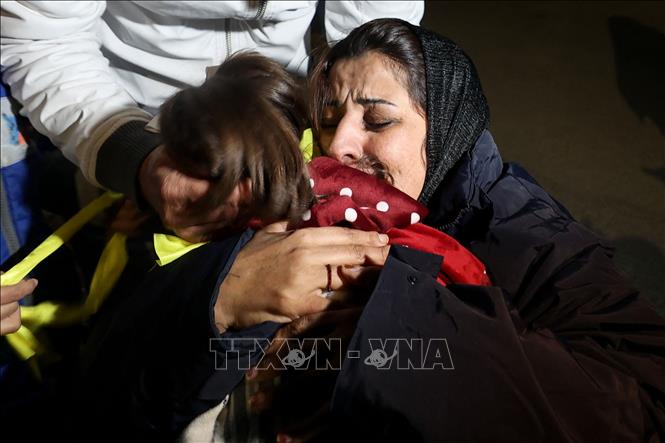 Một tù nhân Palestine đoàn tụ cùng người thân tại thành phố Ramallah, Bờ Tây sau khi được Israel trả tự do, ngày 28/11/2023. Ảnh: AFP/TTXVN

