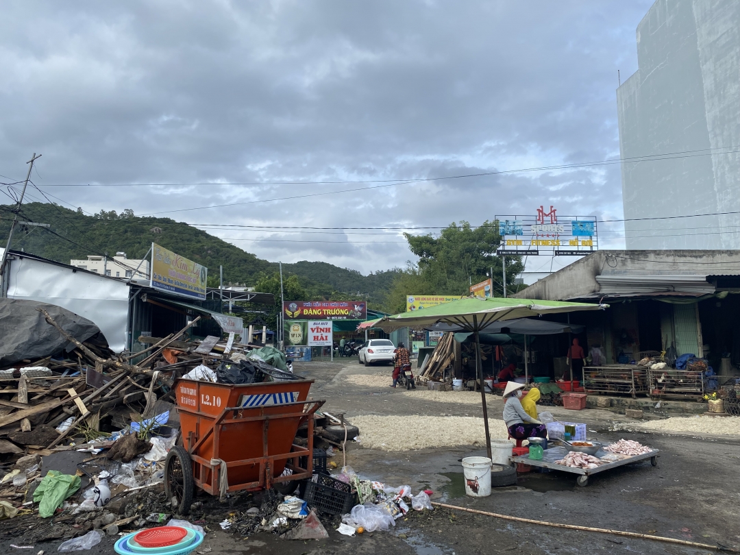 Giết mổ gà, vịt gây ô nhiễm ở chợ Vĩnh Hải: Sẽ yêu cầu chủ cơ sở cam kết bảo đảm vệ sinh môi trường