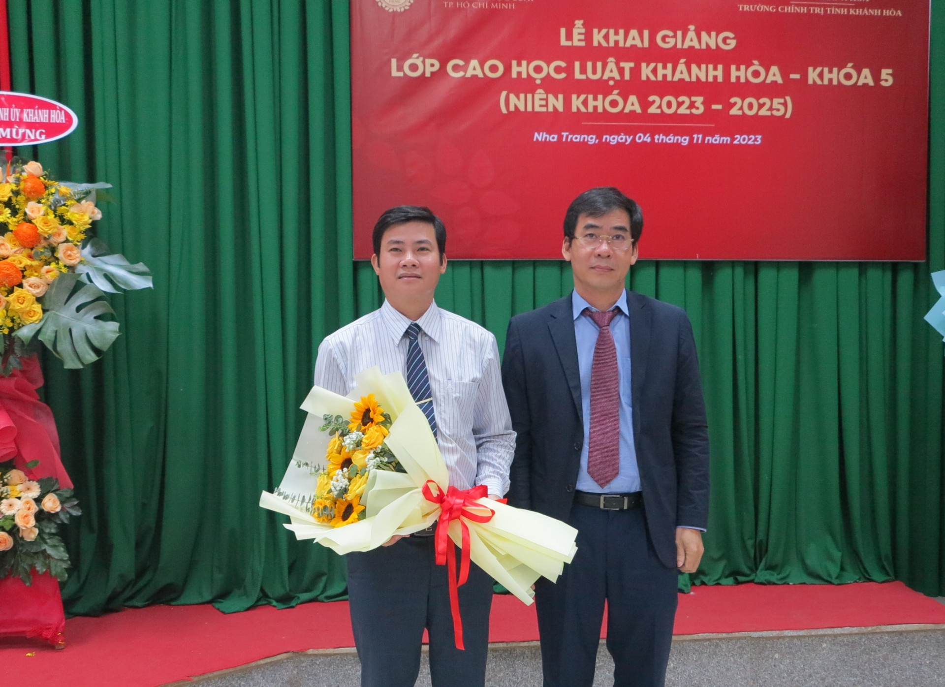 Lãnh đạo Trường Đại học Luật TP. Hồ Chí Minh tặng hoa cho ông Trần Hoàng Hà - Phó Hiệu trưởng phụ trách Trường Chính trị tỉnh Khánh Hòa. 