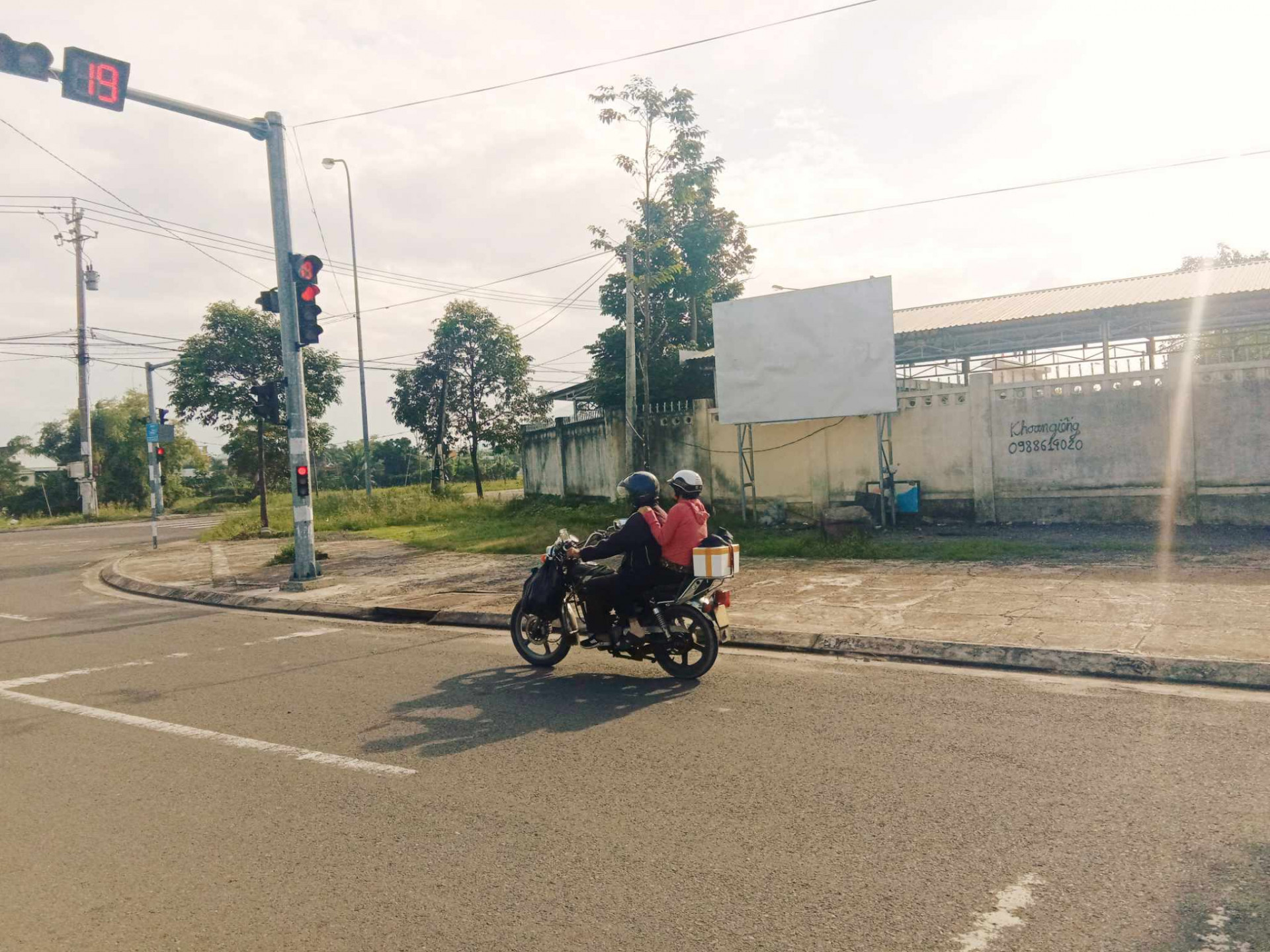 Bảng tuyên truyền không còn nội dung.